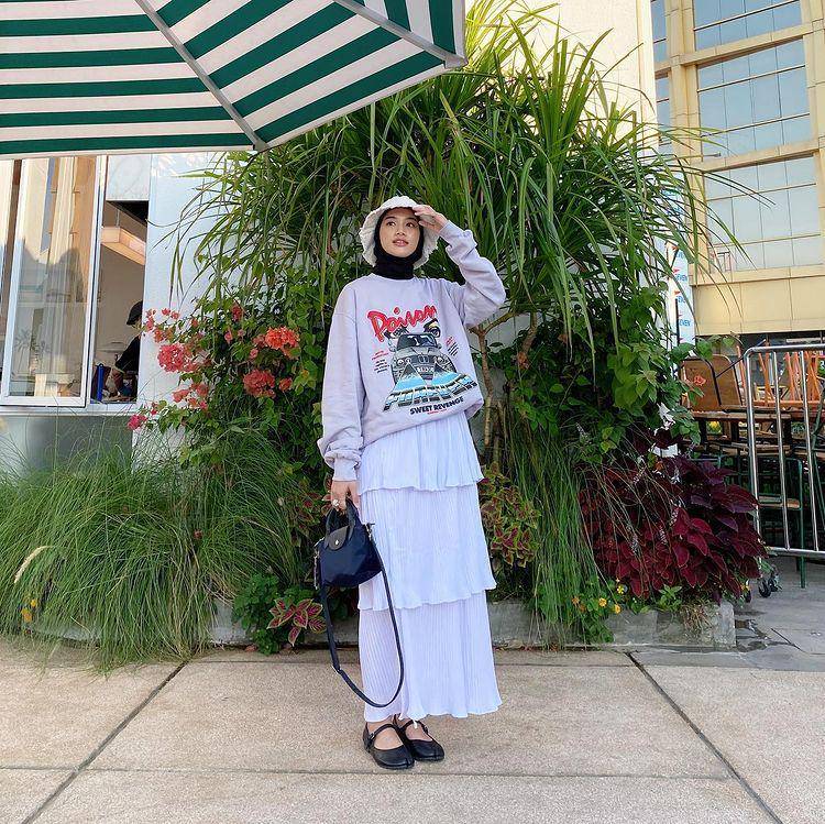 potret Rania Sukandari saat nemakai rok (instagram.com/raniaskdr_)