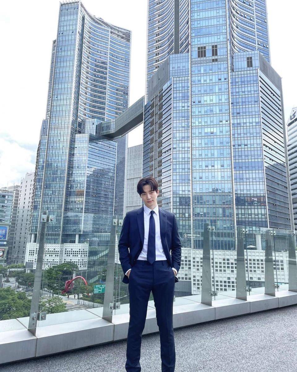 ide outfit ke kantor ala Lee Jun Ho (instagram.com/le2jh)