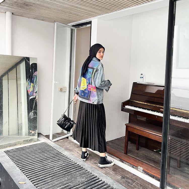 potret Rania Sukandari saat nemakai rok (instagram.com/raniaskdr_)