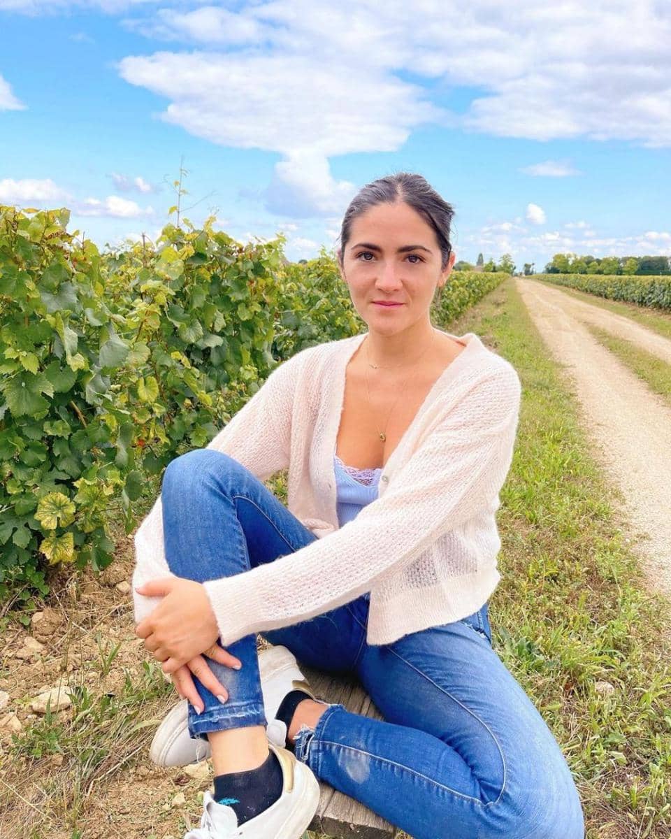 OOTD tanktop renda dan cardigan rajut ala Isabelle Fuhrman (instagram.com/isabellefur)