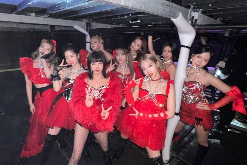 TWICE (instagram.com/twicetagram)
