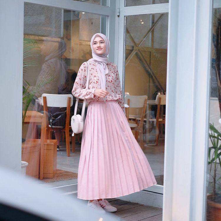 potret Rania Sukandari saat nemakai rok (instagram.com/raniaskdr_)