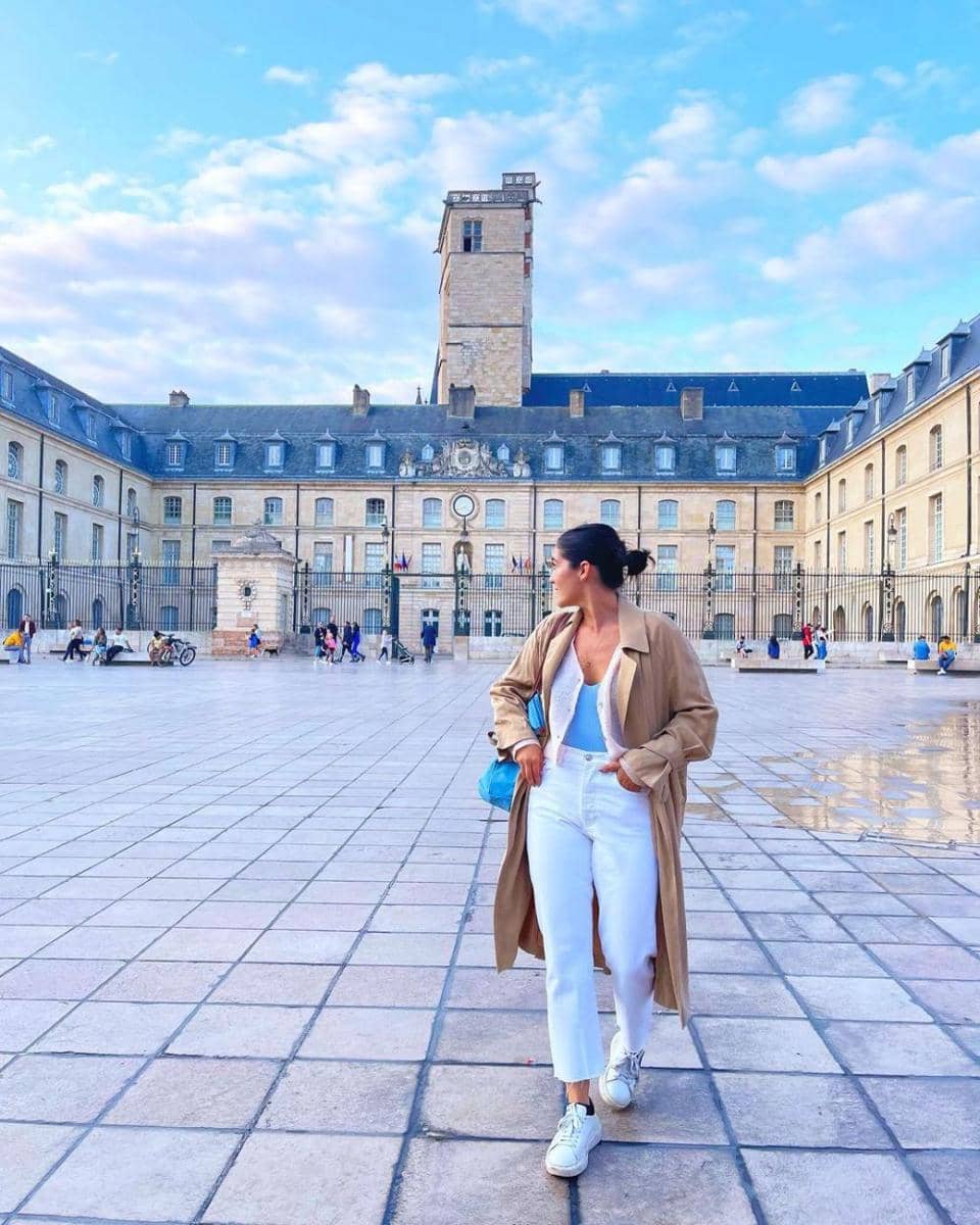 OOTD long coat dan highwaist jeans ala Isabelle Fuhrman (instagram.com/isabellefur)