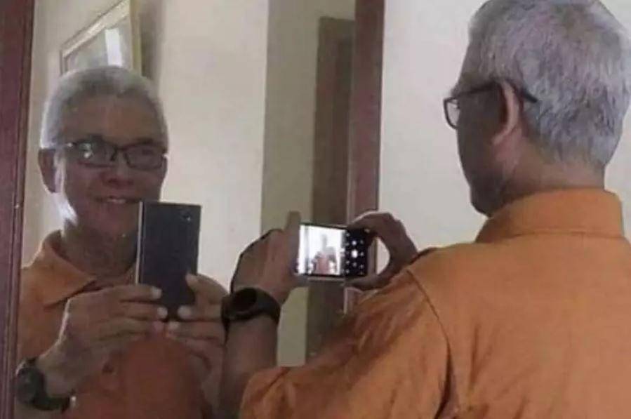 bapak-bapak selfie kocak (instagram.com/cursedcorner)
