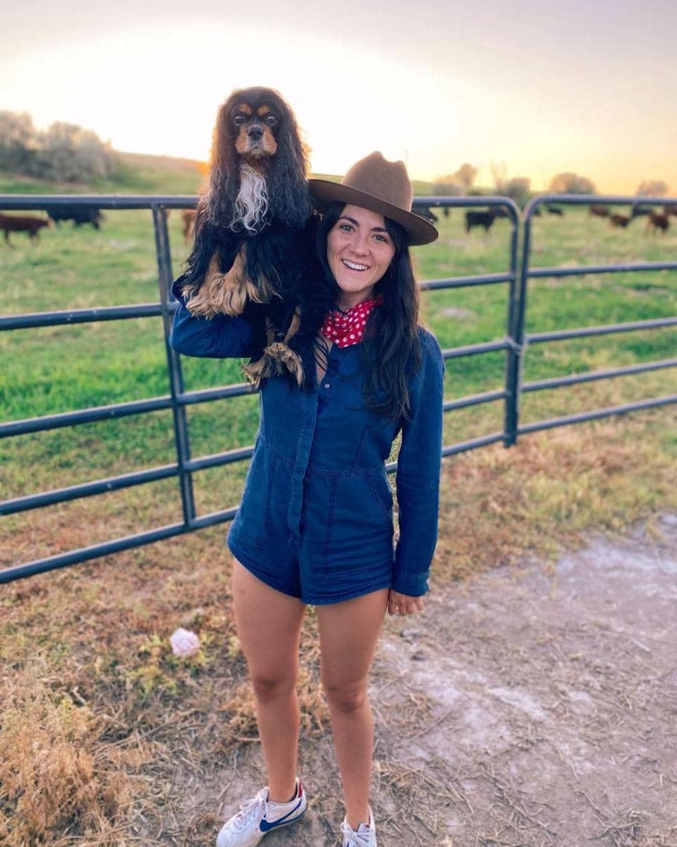 OOTD jumpsuit dan topi koboi ala Isabelle Fuhrman (instagram.com/isabellefur)