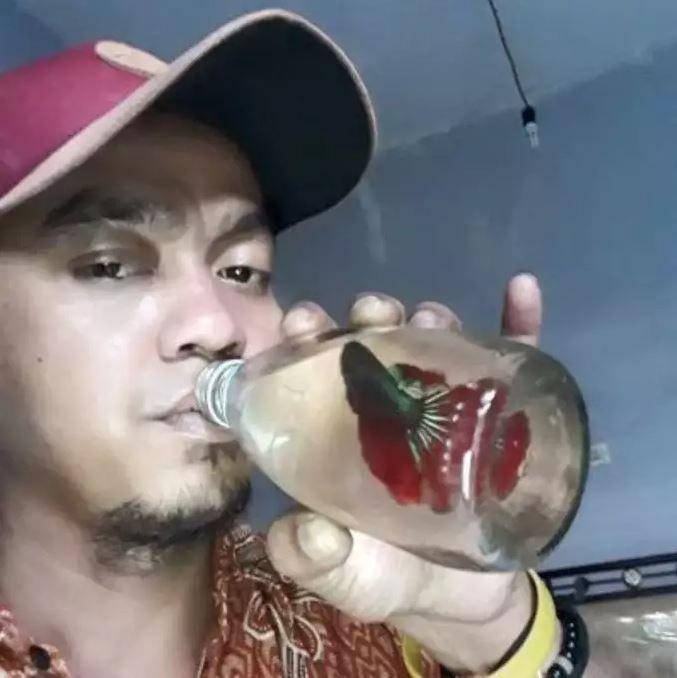 bapak-bapak selfie kocak (twitter.com/nocontextbapak)