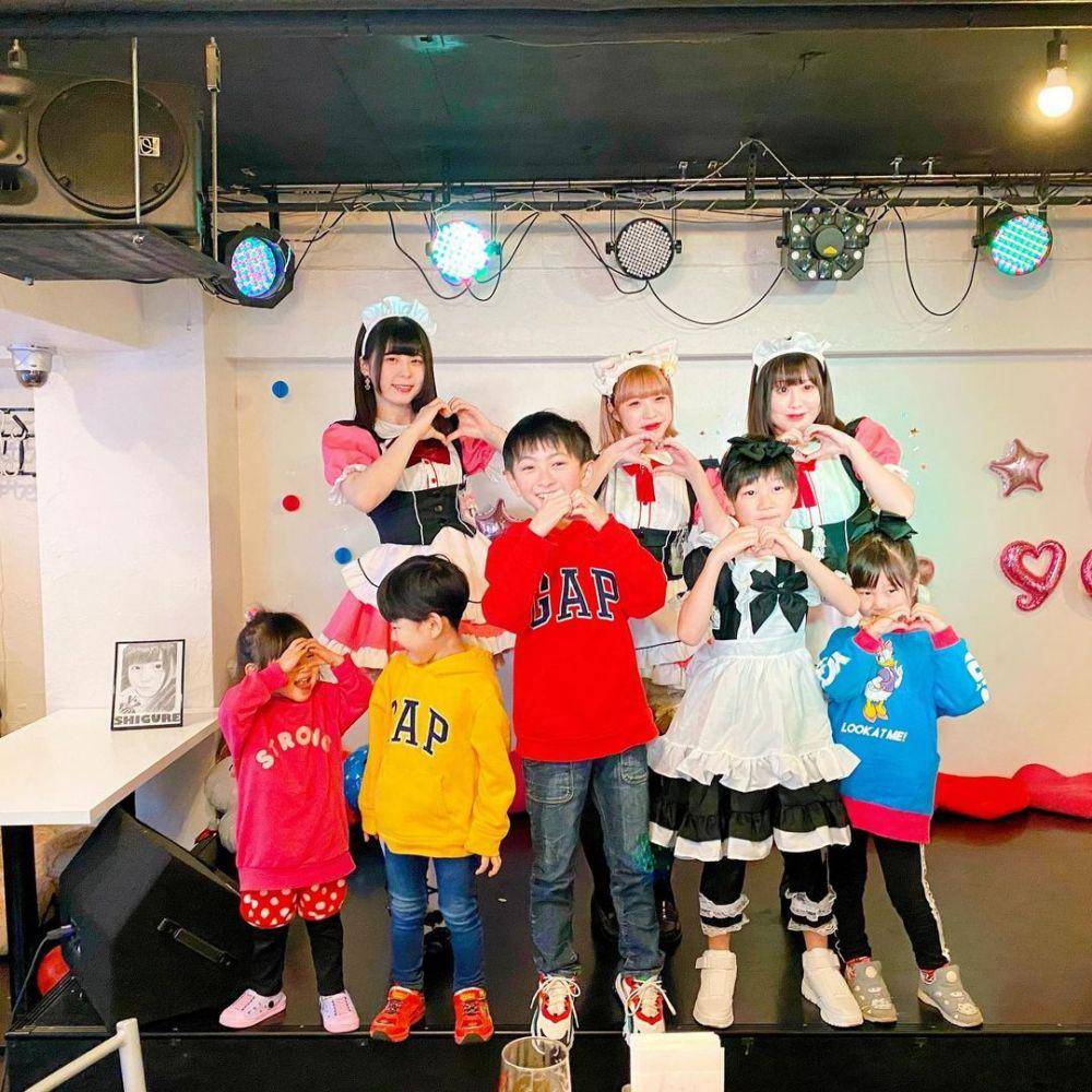 Foto bersama pelayan Pinafore. (instagram.com/ taiyochannel)