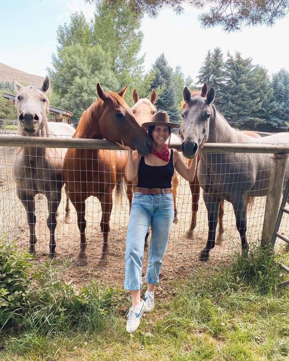 OOTD tanktop hitam dan loose fit jeans ala Isabelle Fuhrman (instagram.com/isabellefur)