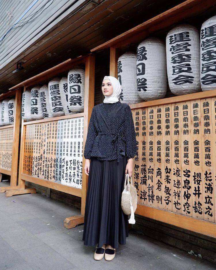 potret Rania Sukandari saat nemakai rok (instagram.com/raniaskdr_)