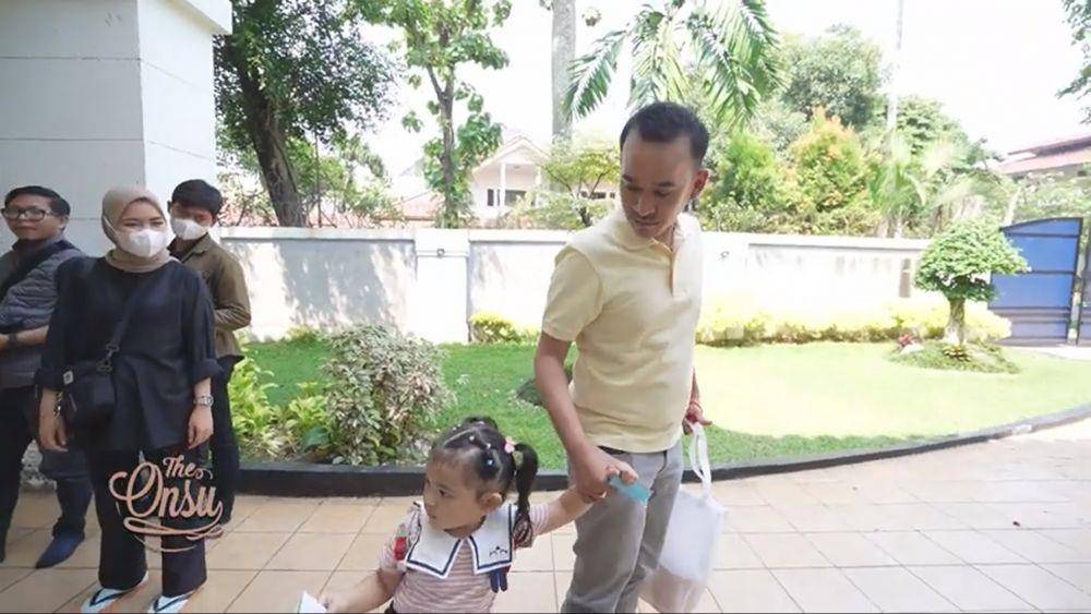 Ruben Onsu antar anak-anak sekolah (youtube.com/theonsu)