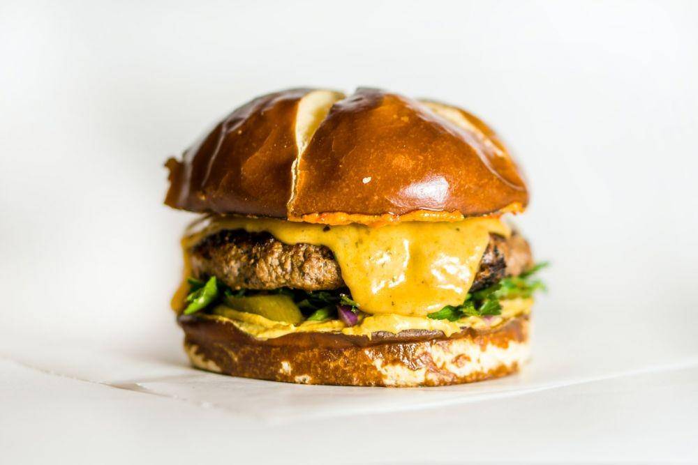 Ilustrasi cheese burger (unsplash.com/amir_v_ali)