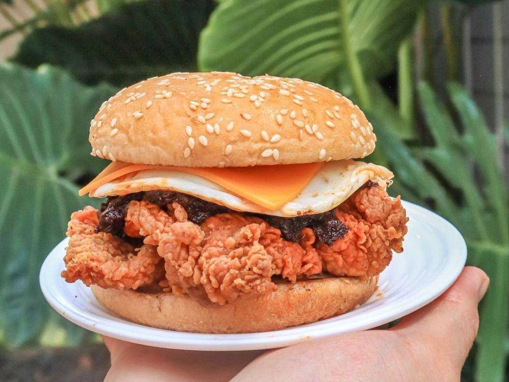 Chicken rendang burger (instagram.com/toppie.id)