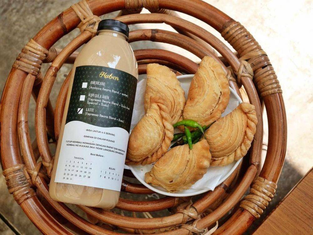 Seliter kopi Haben dan Curry Puffs (instagram.com/haben.bandung)