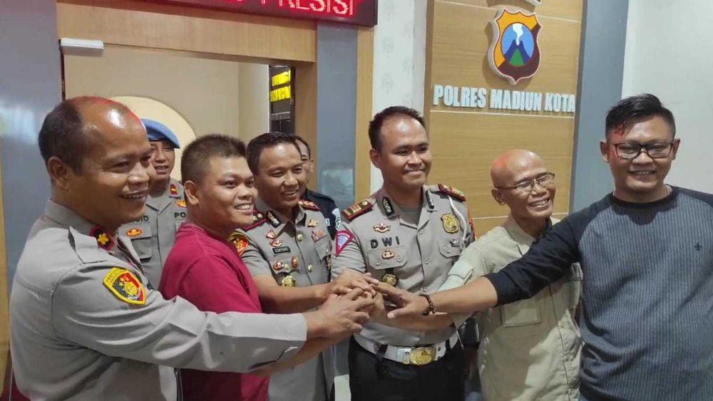Damai, Kasatlantas dengan Jurnalis Madiun Saling Memaafkan