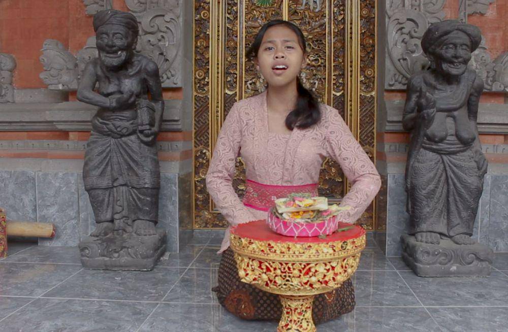 Seorang anak sedang menembangkan pupuh ginada. (YouTube.com/BALIHAN BAHASA BALI Dede Wira Kusuma)