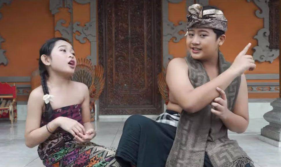 Anak-anak sedang menyanyikan lagu Bali. (youtube.com/Urmil CH)