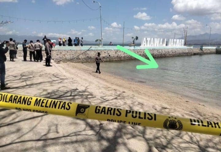 Foto jasad korban mengapung di air laut (IDN Times/Juliadin)