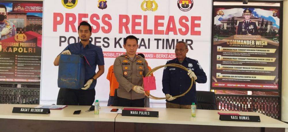 Polisi tunjukkan barang bukti yang digunakan pelaku untuk selewengkan solar subsidi (dok. Istimewa)