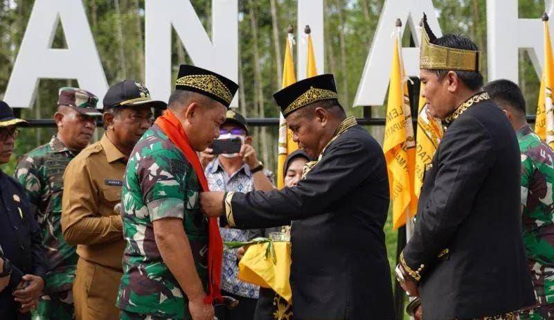 Kepala Staf Angkatan Darat (Kasad) Jenderal TNI Dudung Abdurachman saat menerima gelar adat "Kakah Demong Agung Bela Negara" yang diberikan secara simbolis oleh Aji Muhammad Jamawi selaku Sultan Muhammad Alamsyah III dari Kesultanan Paser, di Penajam Paser Utara, Kalimantan Timur, Senin (22/8/2022). (Antara)