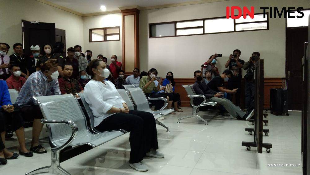 Mantan Bupati Tabanan yang menjabat dua periode yaitu 2010-2015 dan 2016-2021, Ni Putu Eka Wiryastuti menjalani Sidang Tuntutan pada pada Kamis (11/8/2022) di Pengadilan Tipikor Denpasar. (IDN Times/Ayu Afria)