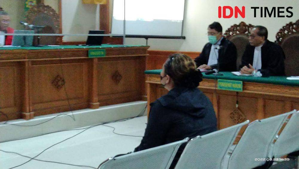 Mantan Bupati Tabanan yang menjabat dua periode yaitu 2010-2015 dan 2016-2021, Ni Putu Eka Wiryastuti menjalani Sidang Putusan pada Selasa (23/8/2022) di Pengadilan Tipikor Denpasar. (IDN Times/Ayu Afria)