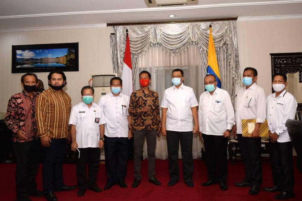 Gubernur NTB Zulkieflimansyah saat menandatangani MoU dengan pimpinan PT. Nabil Surya Persada terkait penyusunan FS Jembatan Lombok Sumbawa pada 23 Desember 2020. (dok. Diskominfotik NTB)