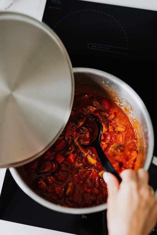 ilustrasi memasak rendang ikan tongkol (pexels.com/Karolina Grabowska)