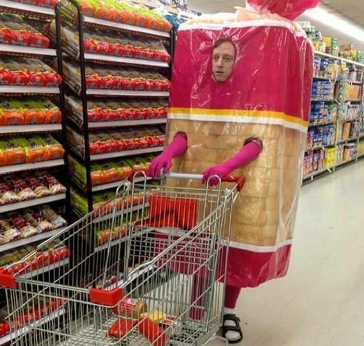style nyeleneh di supermarket (instagram.com/cursedimages.files)