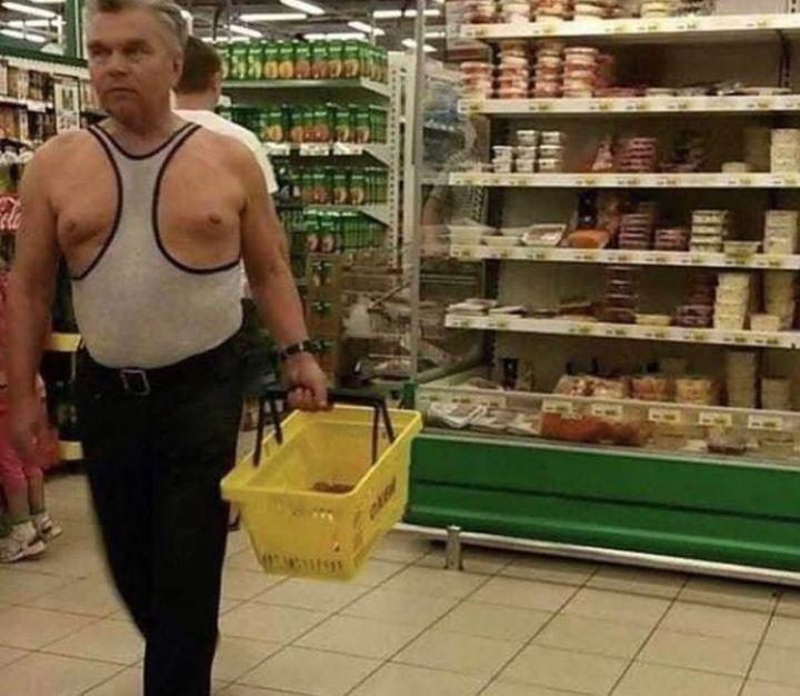 style nyeleneh di supermarket (instagram.com/nocontext.jar)