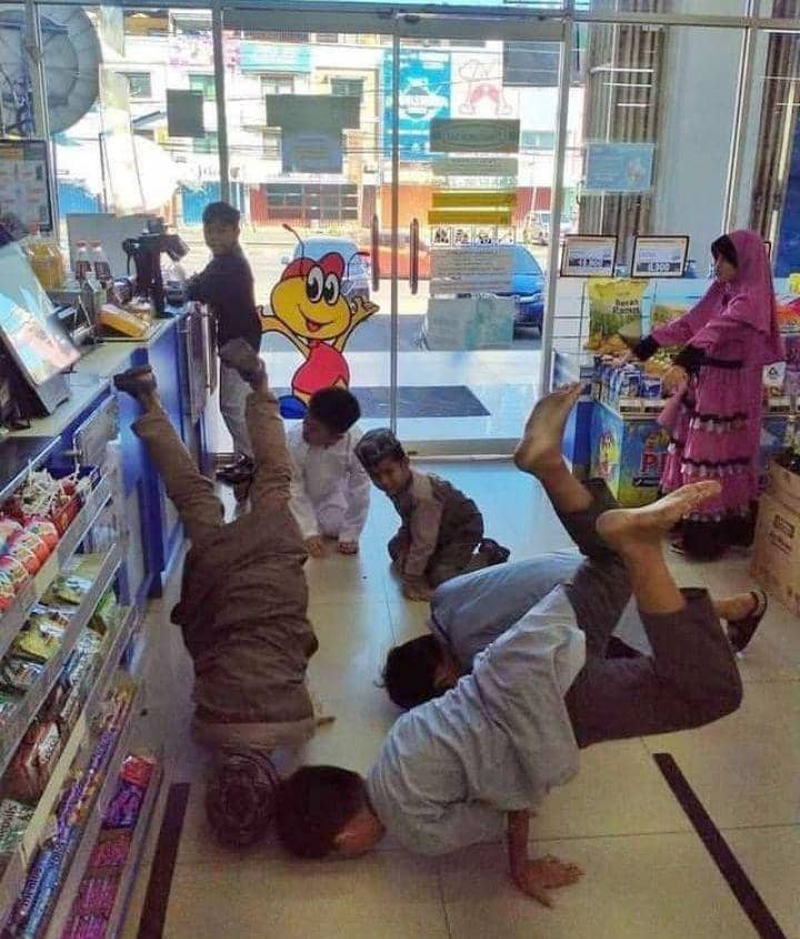 kelakuan kocak di depan kasir (instagram.com/sukijan.id)