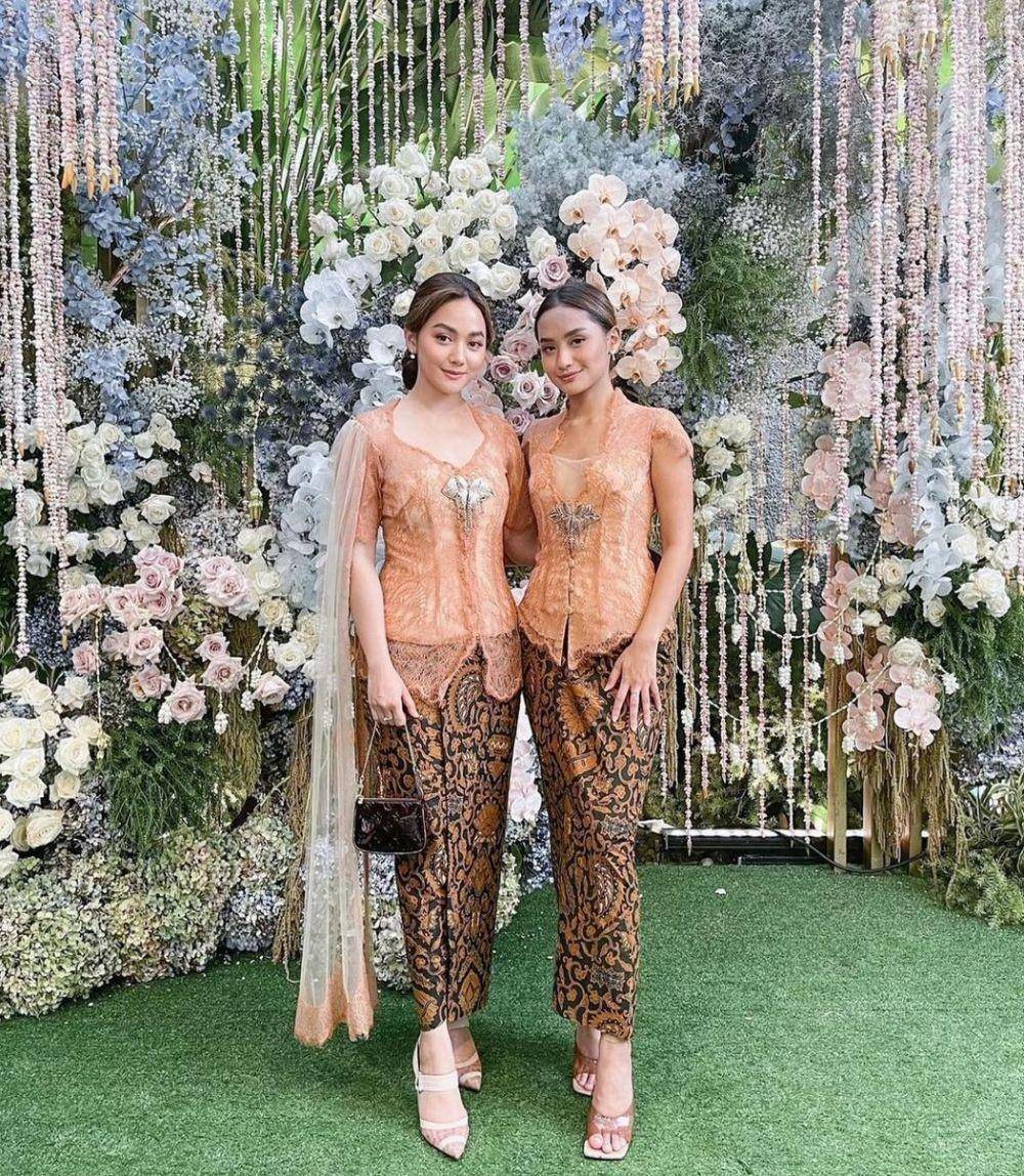 Inspirasi kebaya kerah rendah (instagram.com/jasminenadiko)