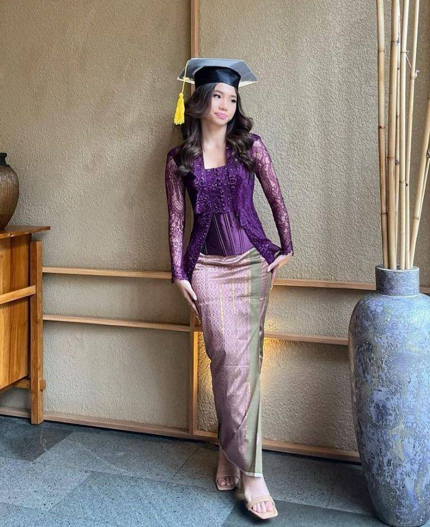 Kebaya ungu tua (instagram.com/ririnekawati)