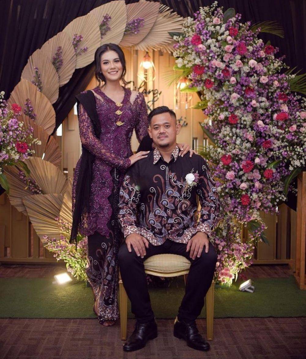 Kebaya ungu tua (instagram.com/restiasda)