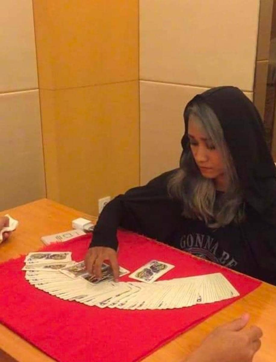 Queen sedang melakukan prosesi pembacaan kartu tarot. (dok. Queen)