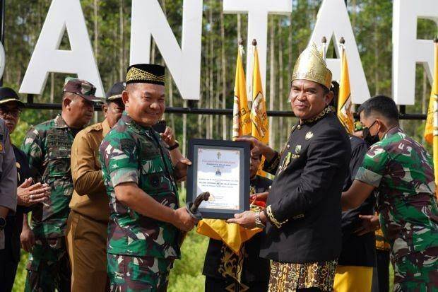 Kepala Staf Angkatan Darat (Kasad) Jenderal TNI Dudung Abdurachman saat menerima gelar adat "Kakah Demong Agung Bela Negara" di Penajam Paser Utara, Kalimantan Timur, Senin (22/8/2022). (Dok. Dispenad).