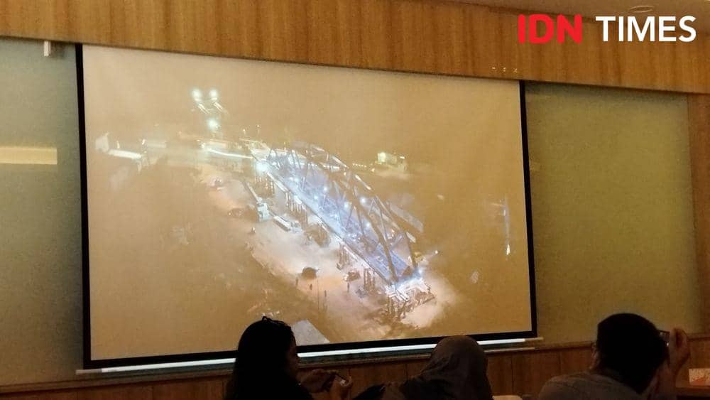 Gambar jembatan rel kereta rangka baja yang akan digeser di jalan poros Maros-Pangkep. (IDN Times/Aan Pranata)