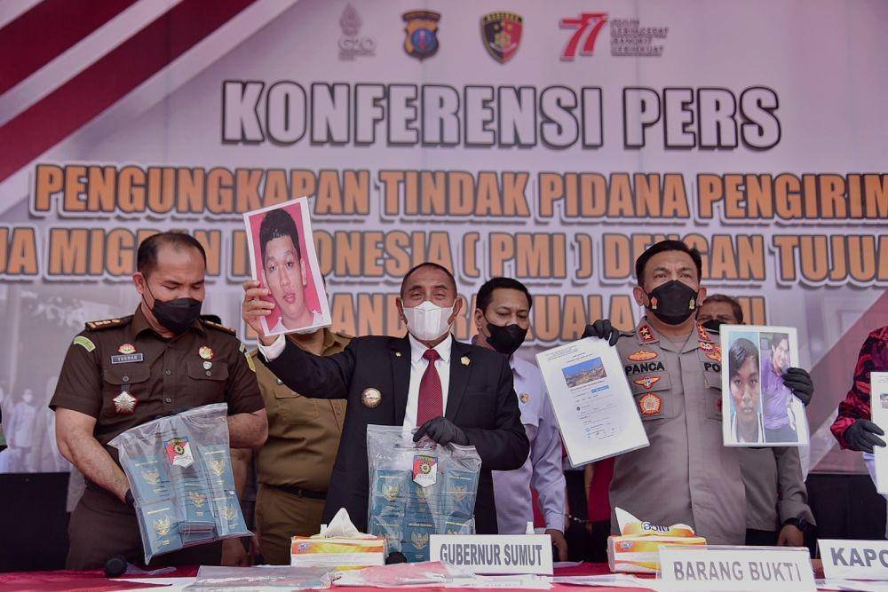 Polda Sumut menetapkan lima tersangka yang hendak melakukan penyelundupan PMI ilegal ke Kamboja. Dua di antaranya buron. (Diskominfo Sumut)