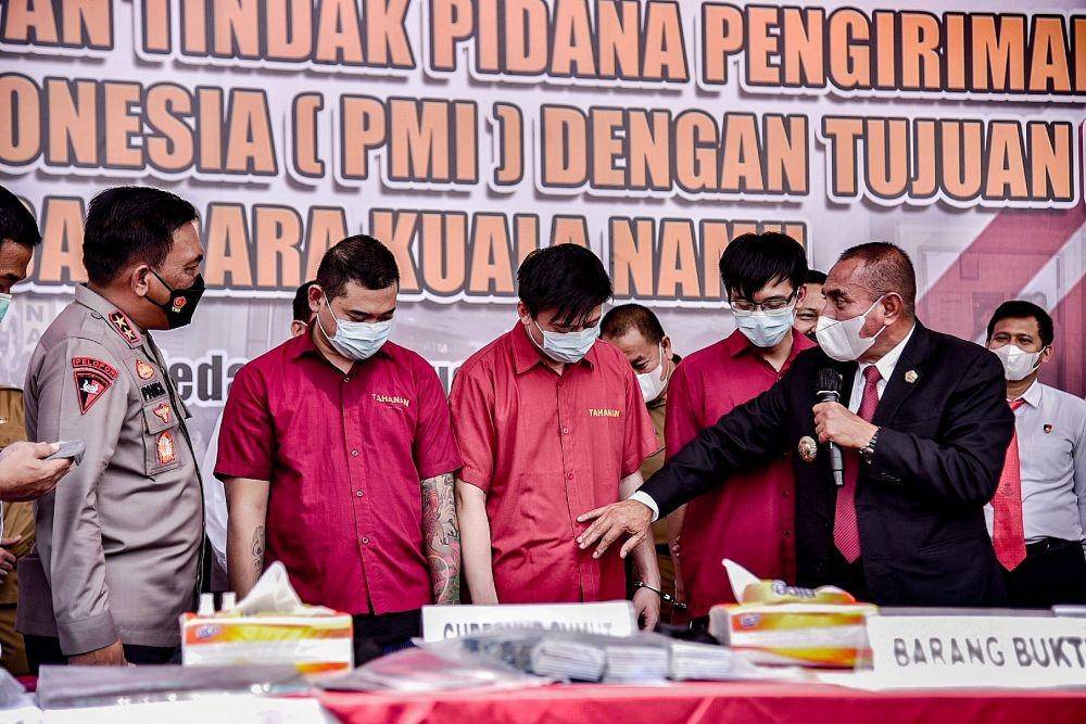 Polda Sumut menetapkan lima tersangka yang hendak melakukan penyelundupan PMI ilegal ke Kamboja. Dua di antaranya buron. (Diskominfo Sumut)