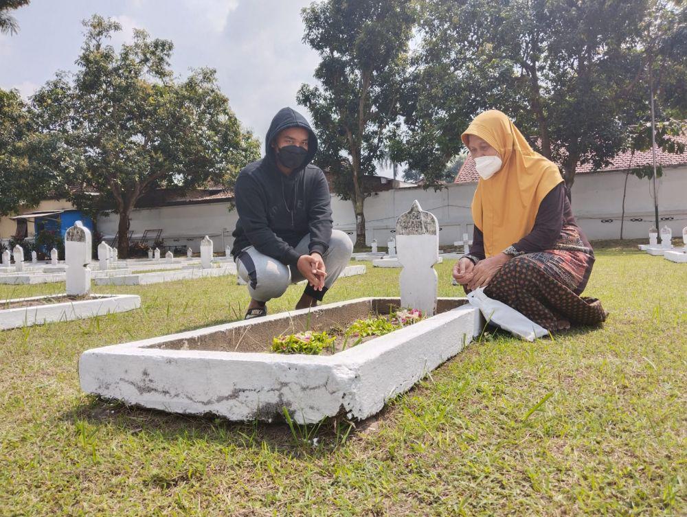 Keluarga saat menziarahi makam Kapten Kasihin di TMP. IDN Times/ Bramanta Pamungkas