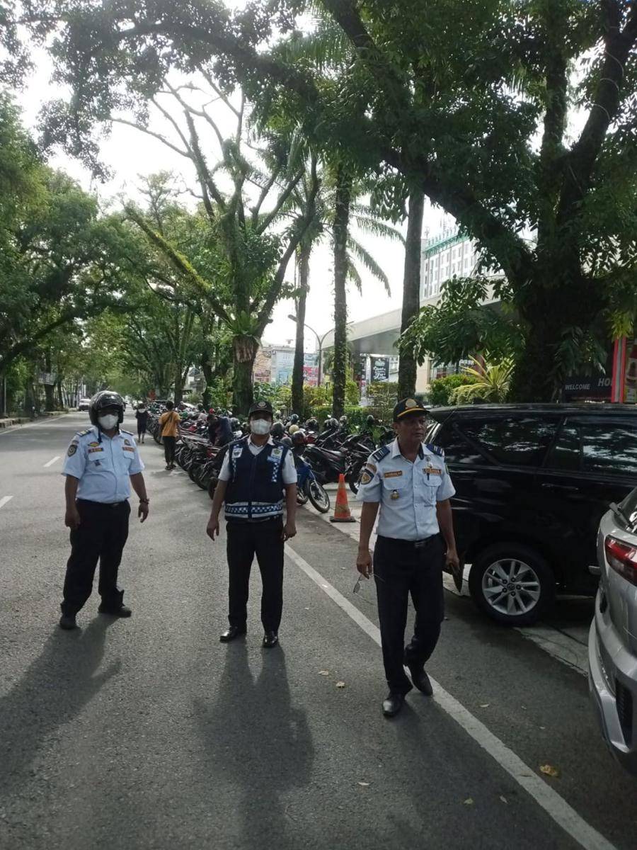 Petugas saat melakukan ETLE Mobile di Medan (Dok. Istimewa)