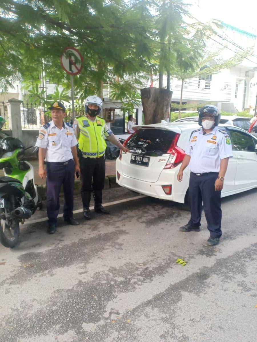 Petugas saat melakukan ETLE Mobile di Medan (Dok. Istimewa)