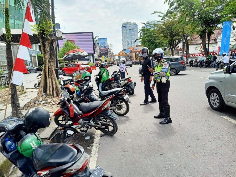 Petugas saat melakukan ETLE Mobile di Medan (Dok. Istimewa)