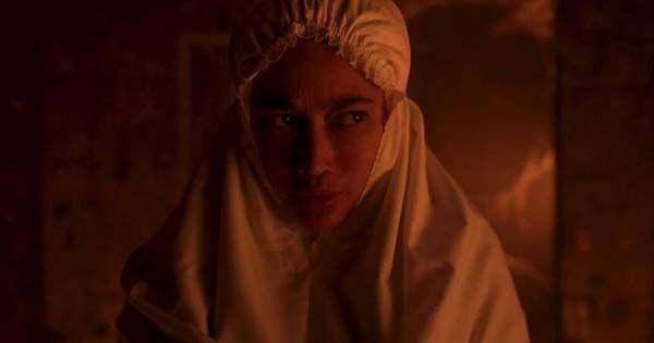 Momen horor ketika Tari beribadah ( Dok. Rapi Films / Pengabdi Setan 2 )