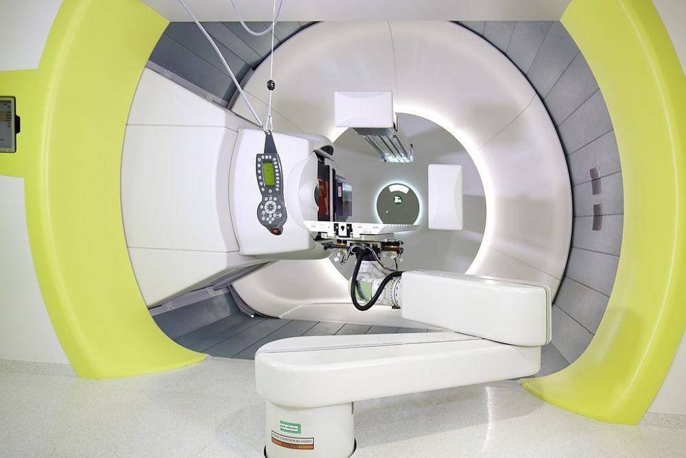 ilustrasi proton therapy center untuk terapi kanker (commons.wikimedia.org/Cyklotron)