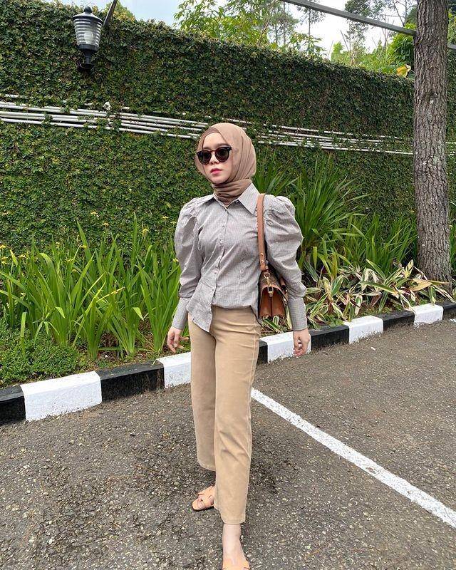 inspirasi jilbab untuk baju warna abu-abu (instagram.com/lestykejora)