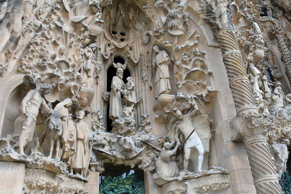 potret ukiran di fasad nativity yang menggambarkan kelahiran dan masa kecil Yesus Kristus (commons.wikimedia.org/Richard Mortel)