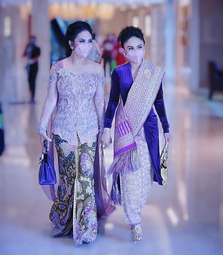 kebaya ungu tua (instagram.com/yunishara36)
