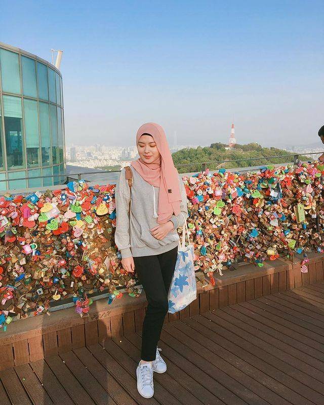 inspirasi jilbab untuk baju warna abu-abu (instagram.com/xolovelyayana)