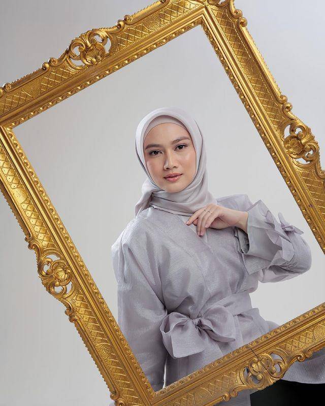 inspirasi jilbab untuk baju warna abu-abu (@karsacrtv via instagram.com/melodylaksani92)