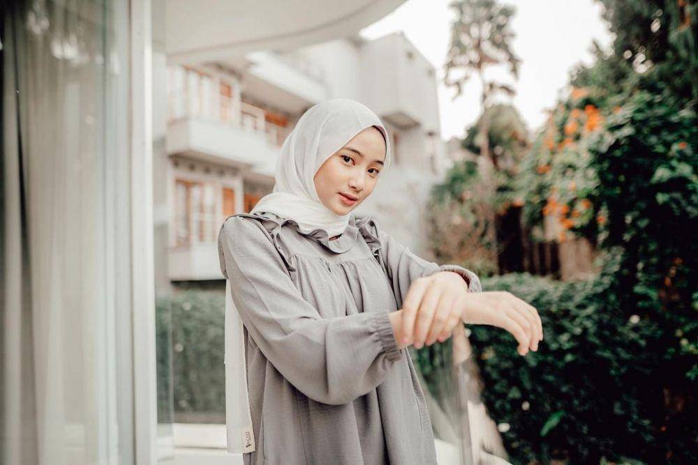 inspirasi jilbab untuk baju warna abu-abu (instagram.com/ansellmaputri)